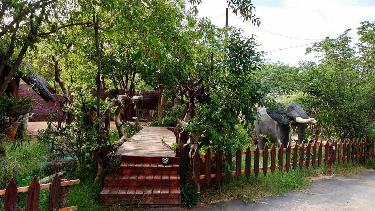 Elephant Trail Guesthouse And Backpackers Kasane Eksteriør billede